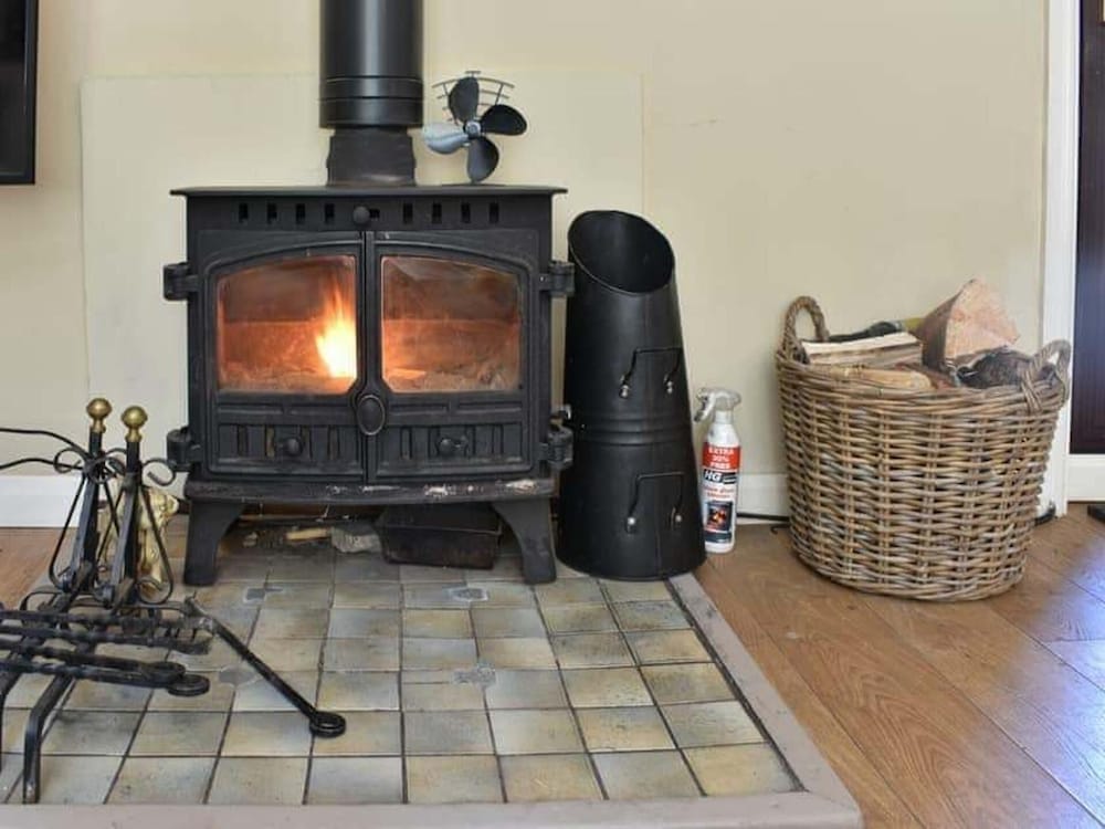 Red Squirrel Haven 2BR House - Sleeps 4 - Parking