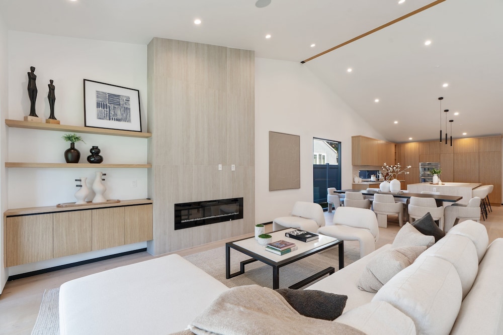 Noble Modern - Urban Sanctuary in Sherman Oaks With Poolside and Patio
