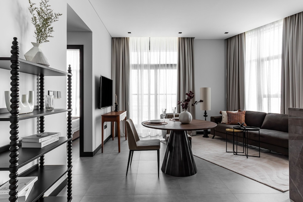 Elegant 1BR at 15 Northside