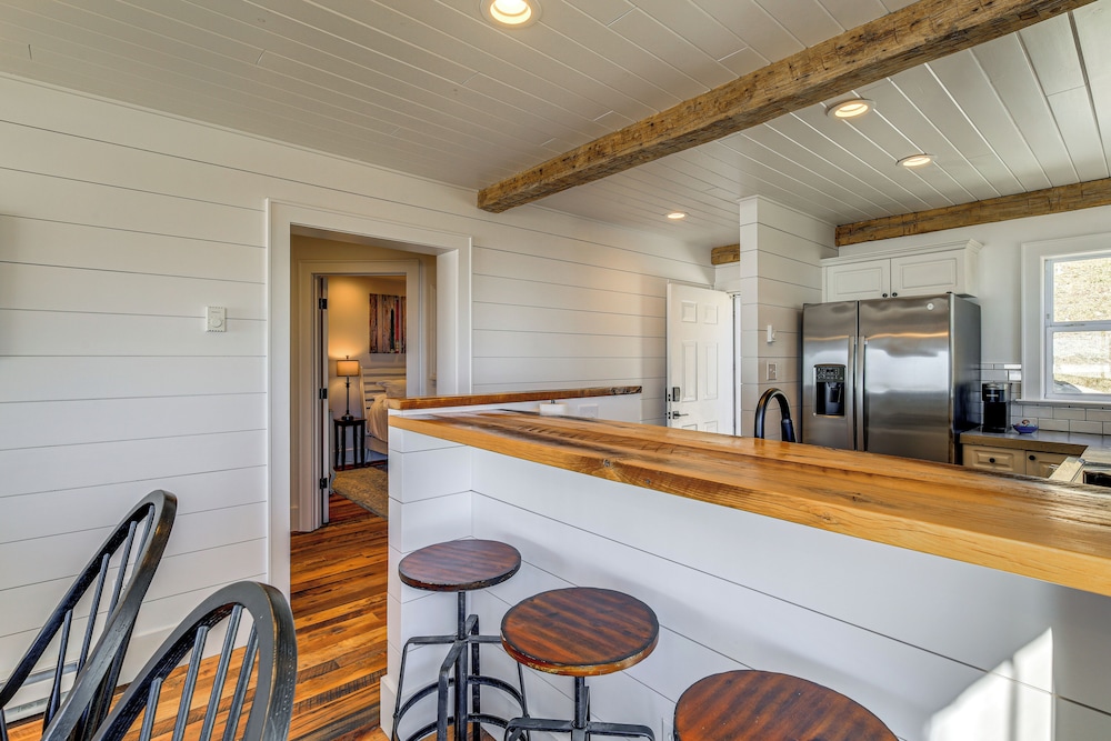 2 Mi to Beech Mtn: Fully Remodeled Condo w/ Patio!