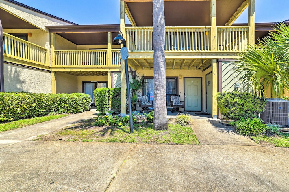 Beautiful PCB Townhome: Balcony & Resort Amenities
