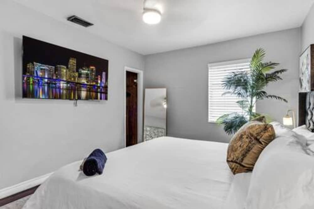 427 NE 107th Studio 6BR 3BA 7 Beds Pool Parking 2 Kitchen