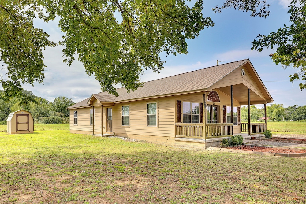 3 Mi to Arkansas River: Rural Family Home w/ Yard