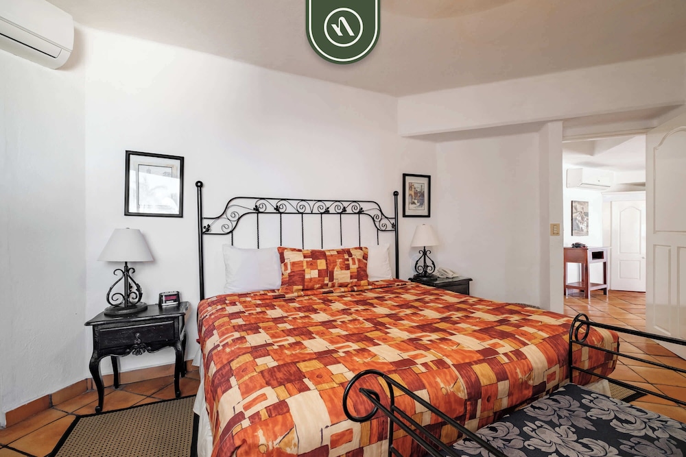 Amazing 2 BR Condo Overlooking the Pool - Romantic Zone