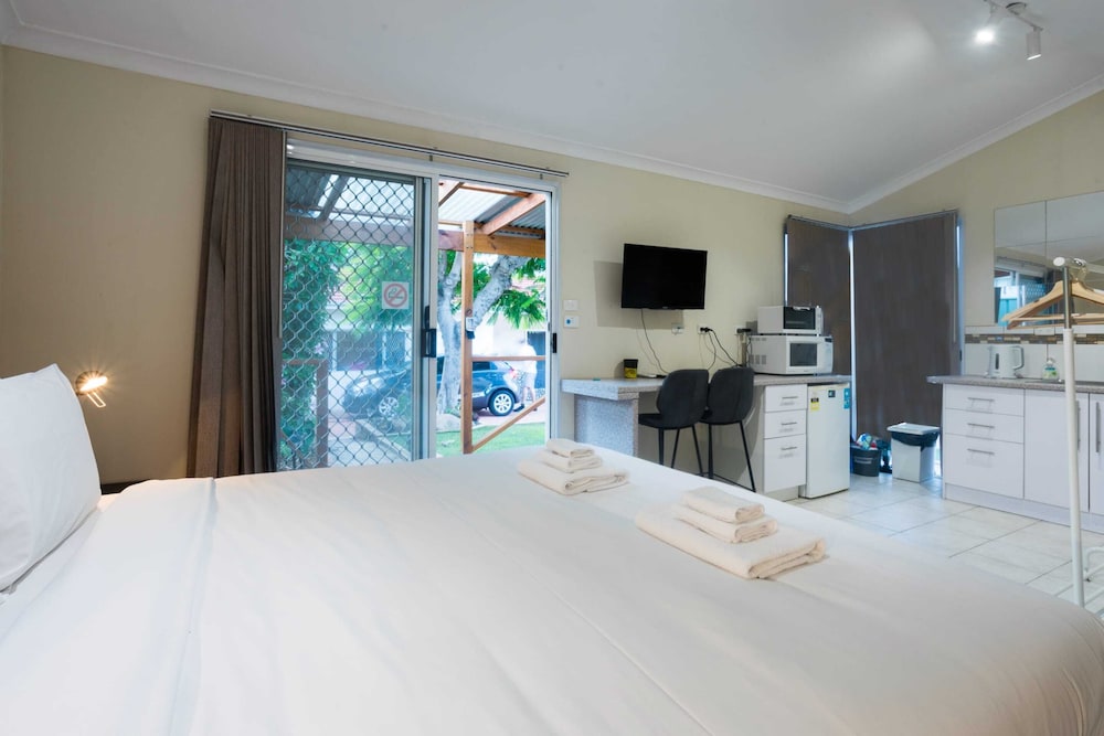 Studio Granny Flat in Melville With Patio