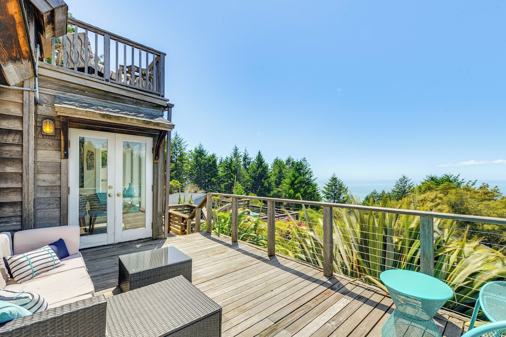 1 Mi to Black Sands Beach: Dreamy Coastal Cottage