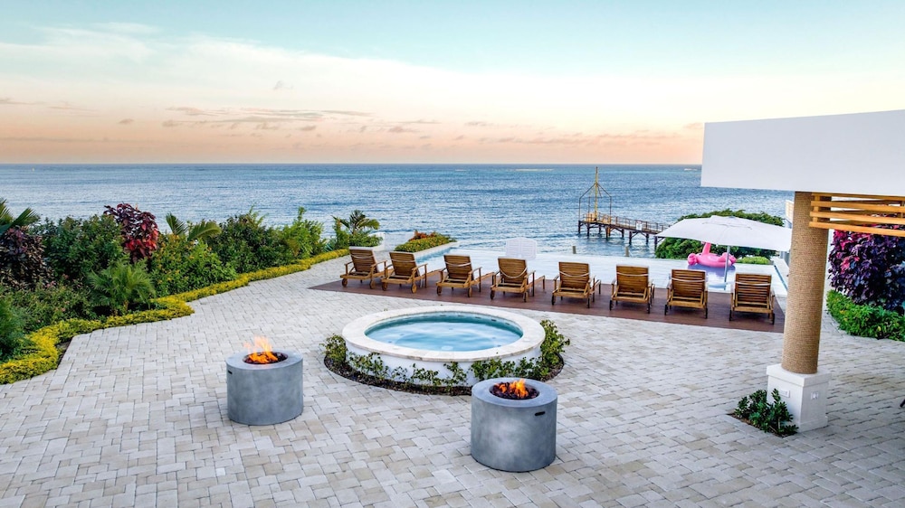 Beachfront Villa w Pool Sleeps 16 Dining Tub