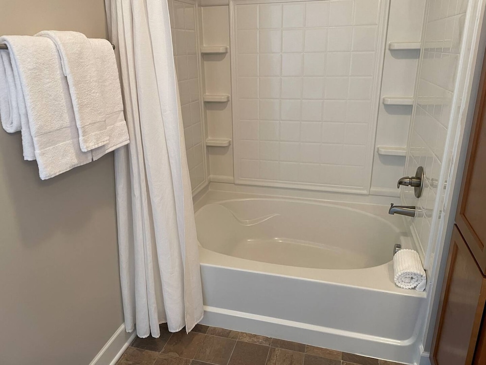 2BR Water Views W D Walkable Pool Gym