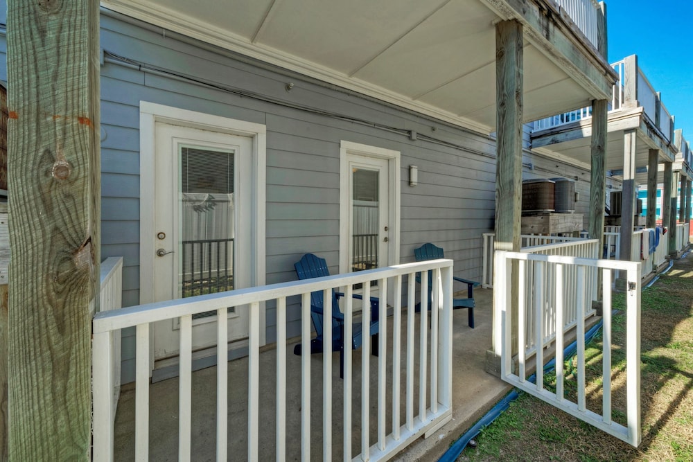 Chic 2BR Coastal Condo Shared Pool Near the Beach Envy the Adventure