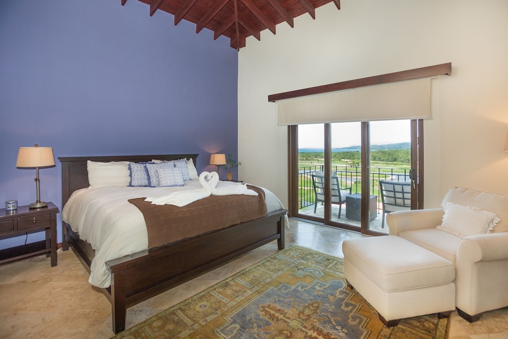 Pristine Bay 4033 4 Bedroom Home by RedAwning view 4