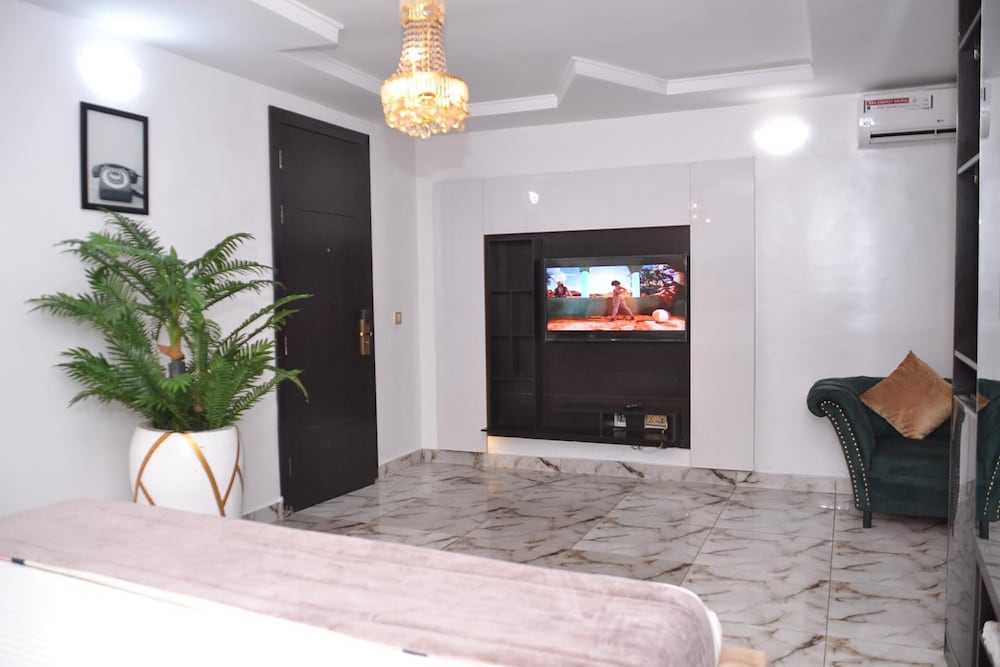 Luxury Hotel Deluxe Room - Sleeps 2 - Gym - Pool