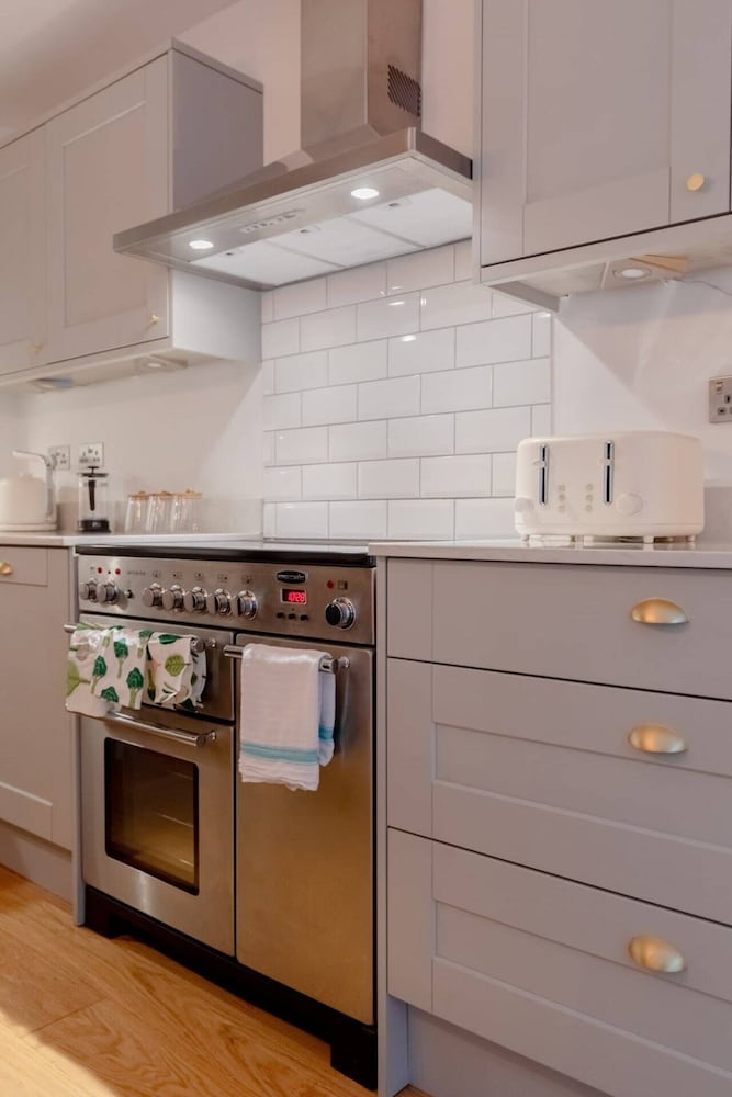 Newly Refurbished 2BD Flat - Wimbledon Village!