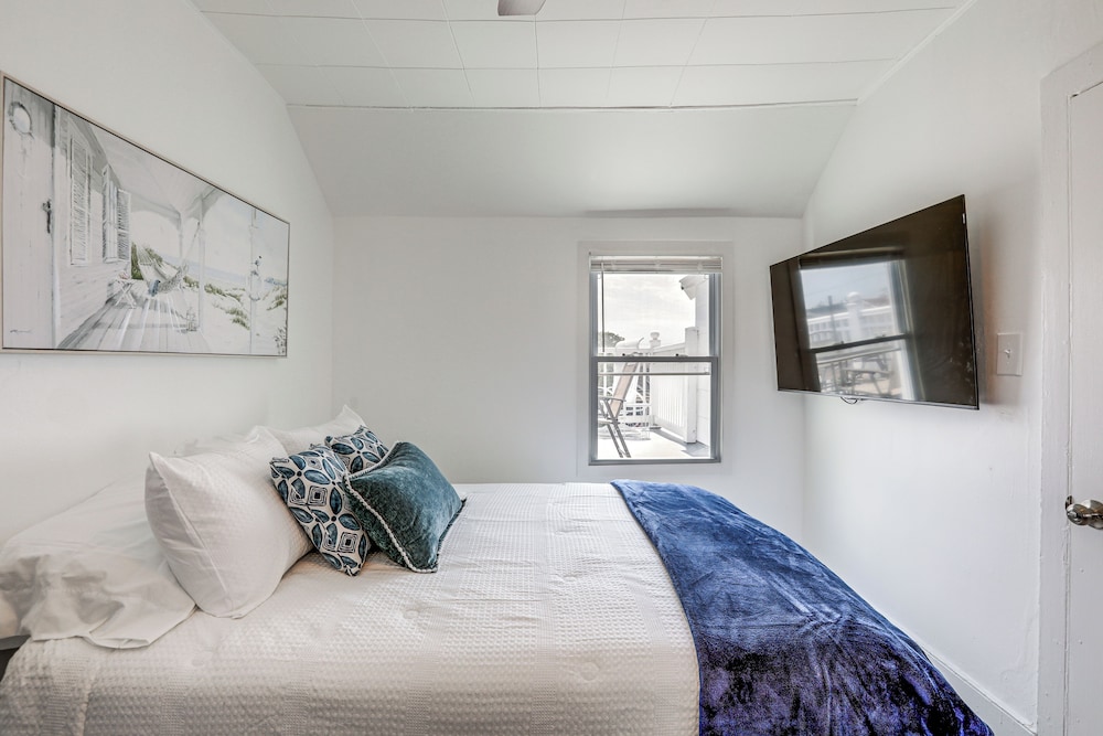 Stroll to Ocean Grove Boardwalk & Beach: Sleek Apt