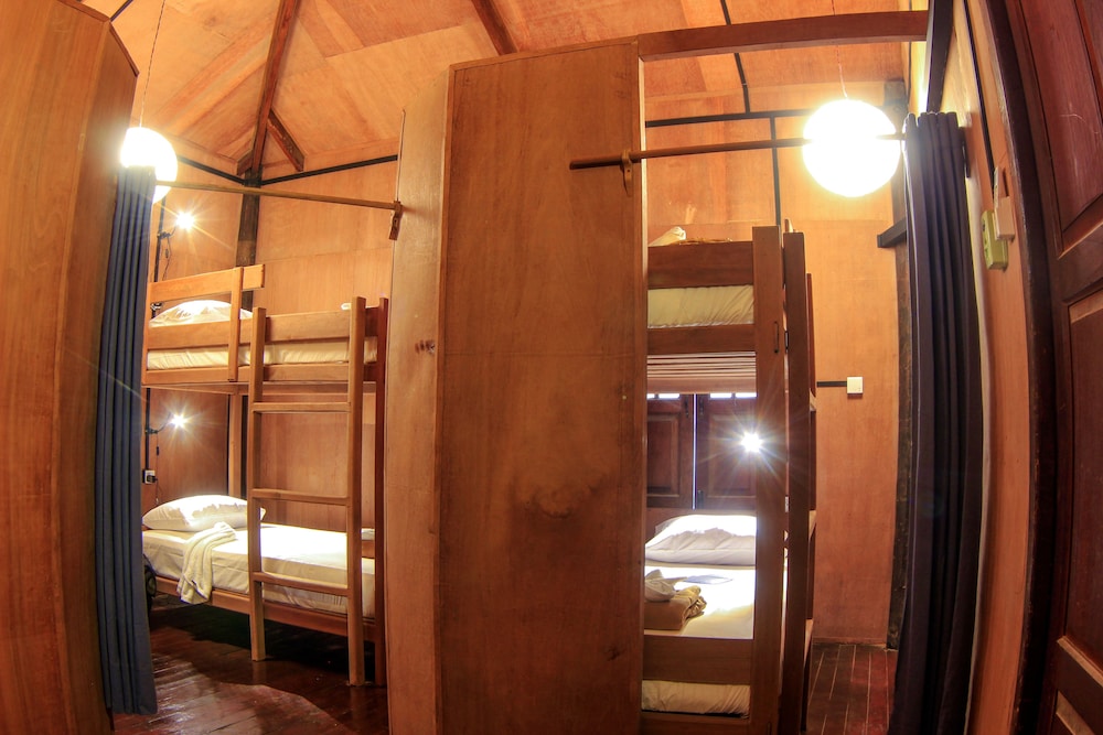Hardwood Lodge - Hostel