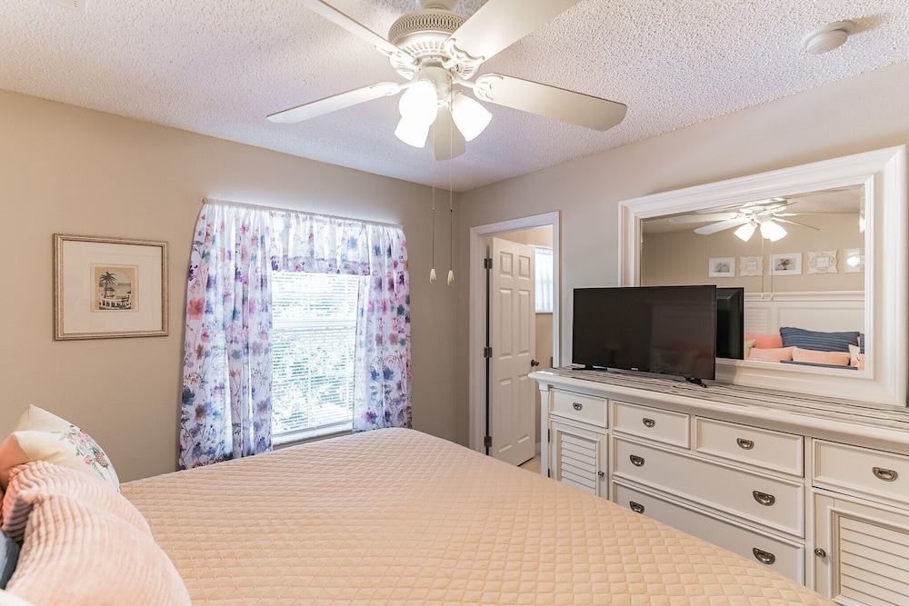 Mickey's Magic Retreat - Condo In Gated Community With Private Back Patio & Hot Tub! 3 Bedroom Townhouse by Redawning - Image 4