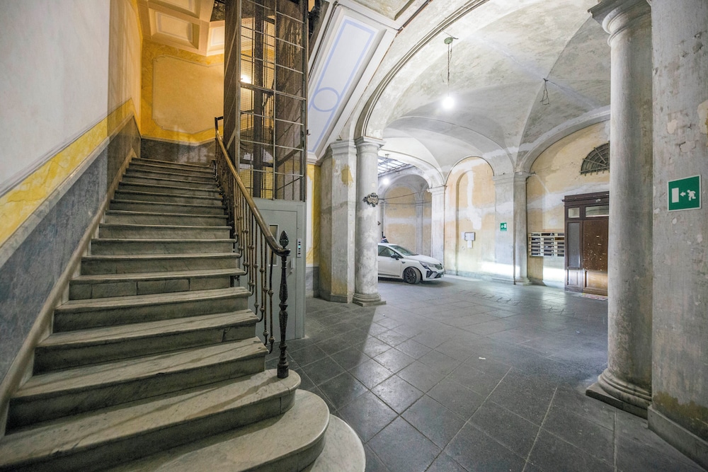 Airy 5BR Flat with Balcony - Old Town