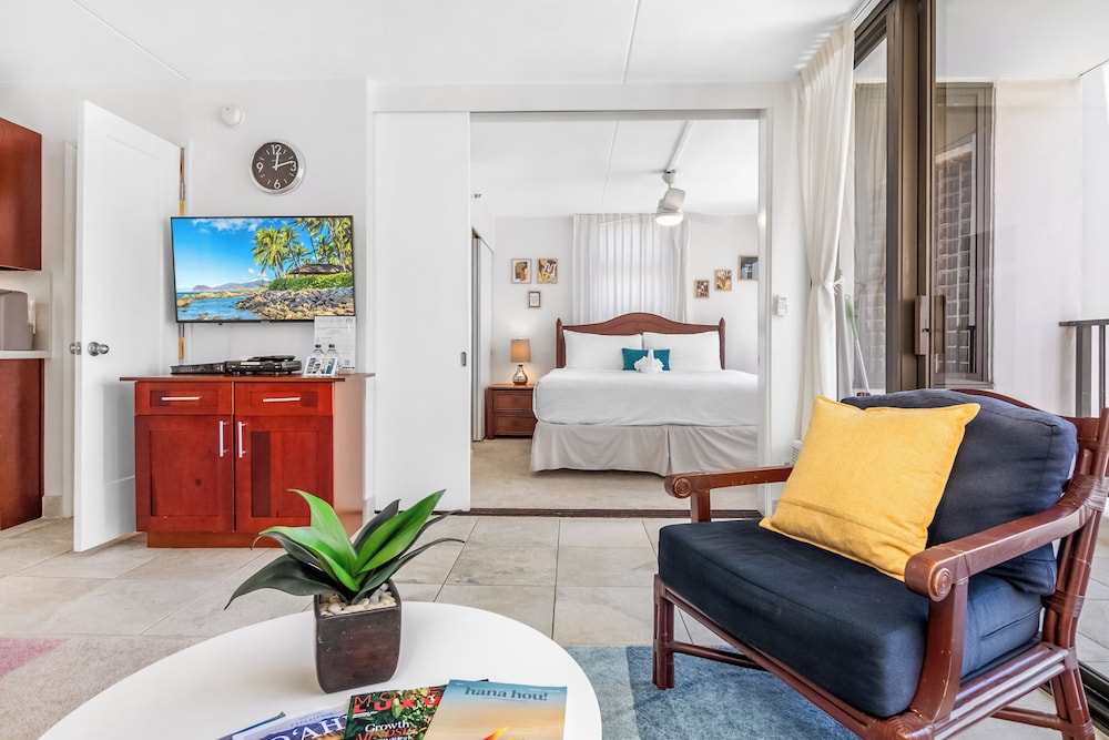 High Floor Ocean View Condo (King Bed and Parking): hotel room photo