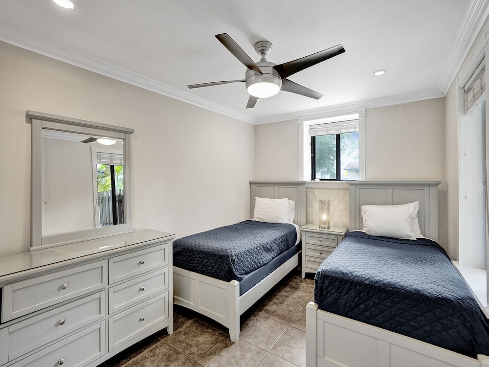 Vidal Manor 4BR Oasis w Pool Cabana- Wilton Dr