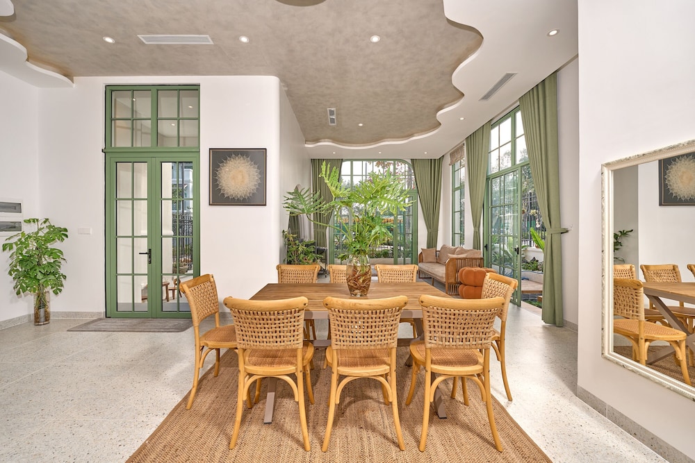 Luxury 4 bedroom Solar Villa