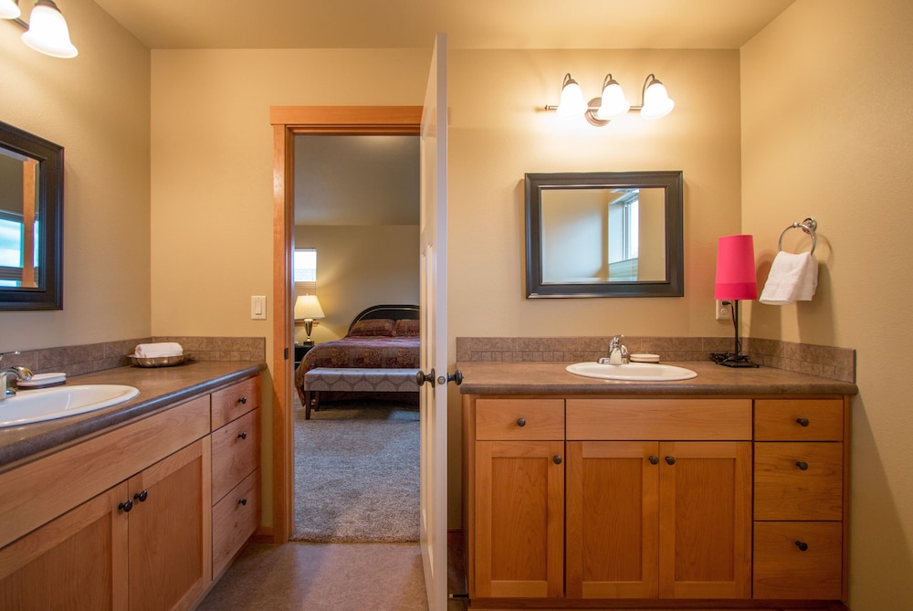 Redtail 30 Day Minimum 3 Bedroom Home by RedAwning