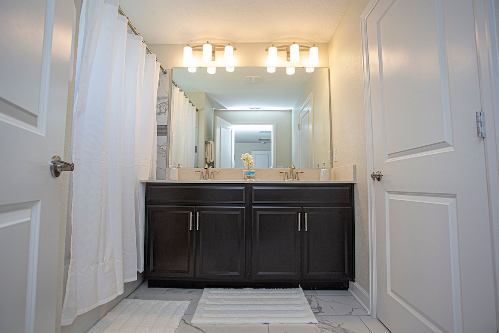 396 - 4bd/3ba Luxurious Homechampions Gate Resort