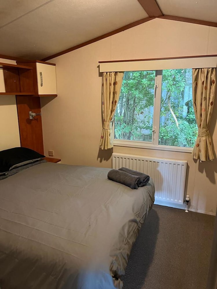 Spacious 2 bed Holiday Home Entertainment on Site view 4