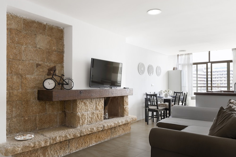 Prime Location Apartment With Seaviews