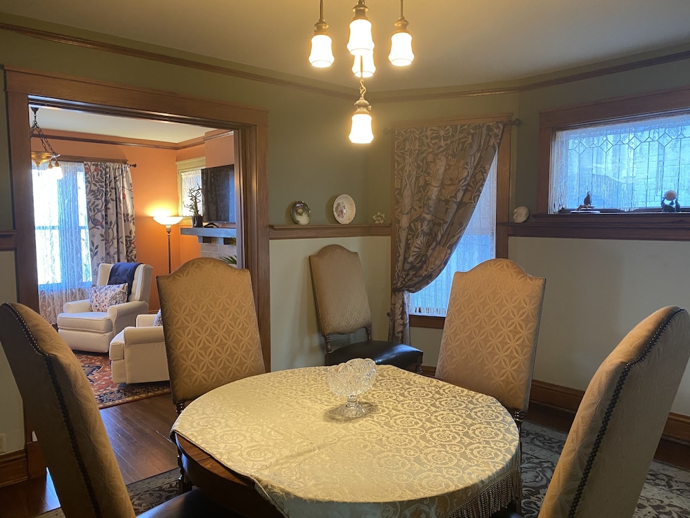 Vineyard Mansion & Carriage House Bed & Breakfast
