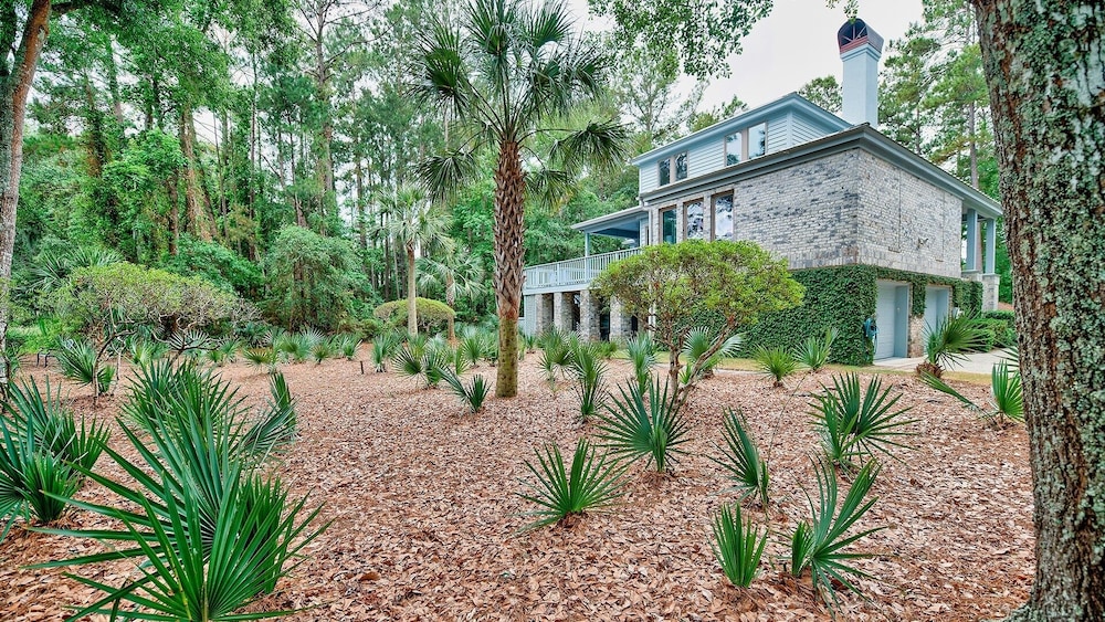 Beautiful Villa Marilyn 4 Bedroom Home by RedAwning