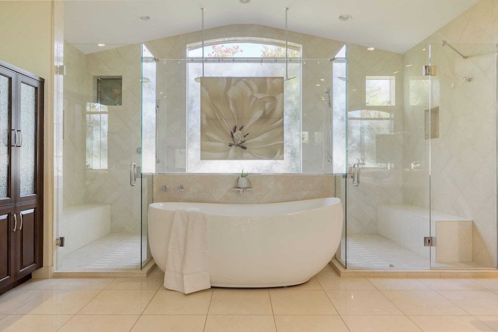Luxe Scottsdale Oasis With Pool, Hot Tub, Firepit and Outdoor Lounge Avantstay
