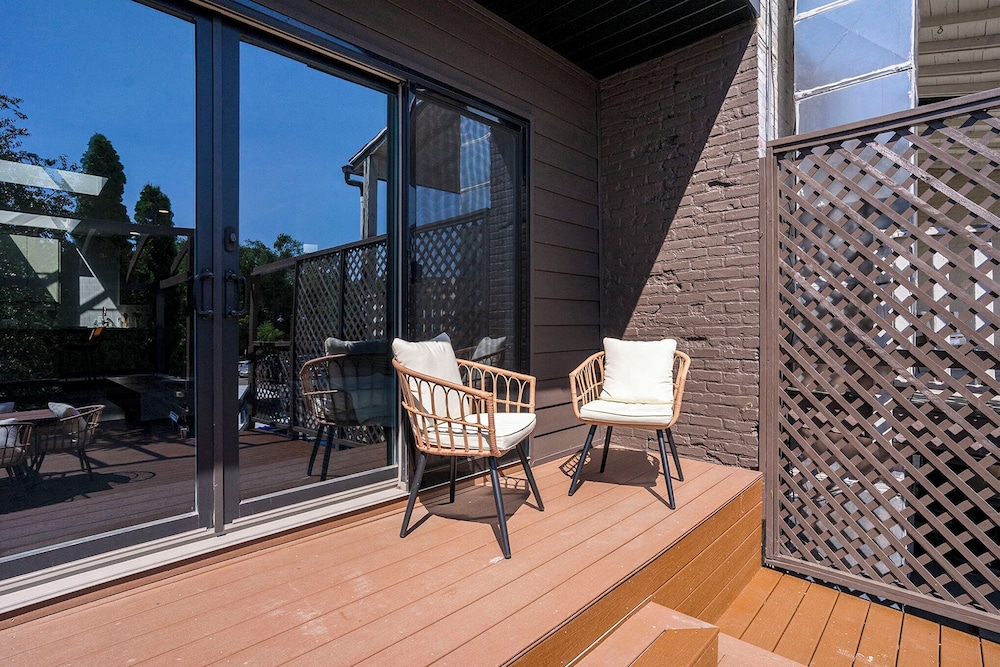 Love Mi Getaway Loft with Deck 110
