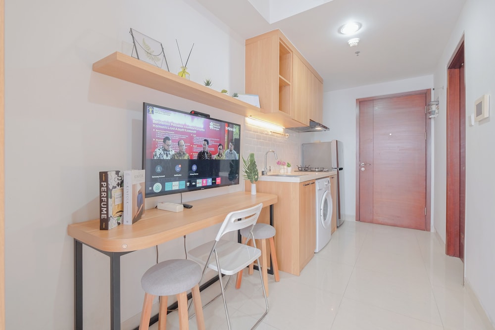 Cozy And Minimalist Studio At West Vista Apartment