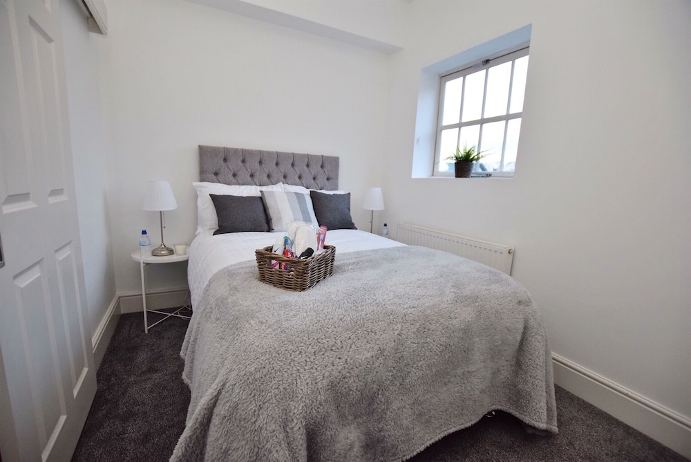 Derby 2 Bed House - University & City