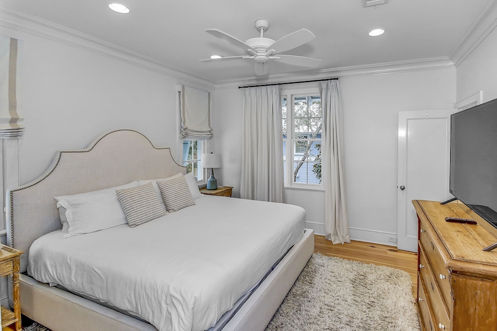 Beautifully Remodeled "taste & Sea" 3br/3.5ba Steps From Beach/pools optional Carriage 3 Bedroom Cottage by RedAwning view 4