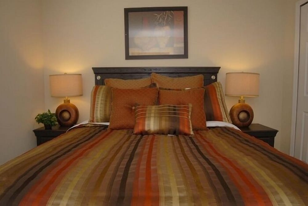 Beautiful Renovated 6 Bed Pool Home 6 Bedroom Home by RedAwning