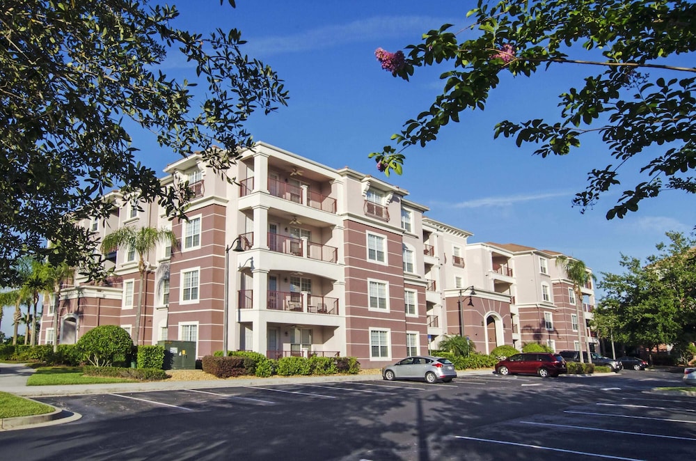 Pleasant and Spacious Town Home Near the Convention Center #3vc107
