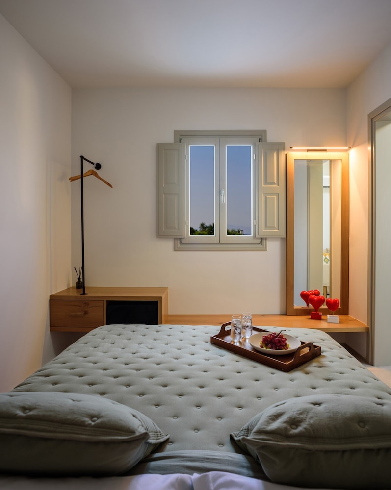 Oia Treasures Art Suites photo 4