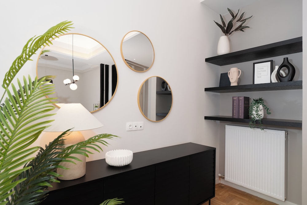 Spacious & Stylish Athens Apartment - Walk To Metro