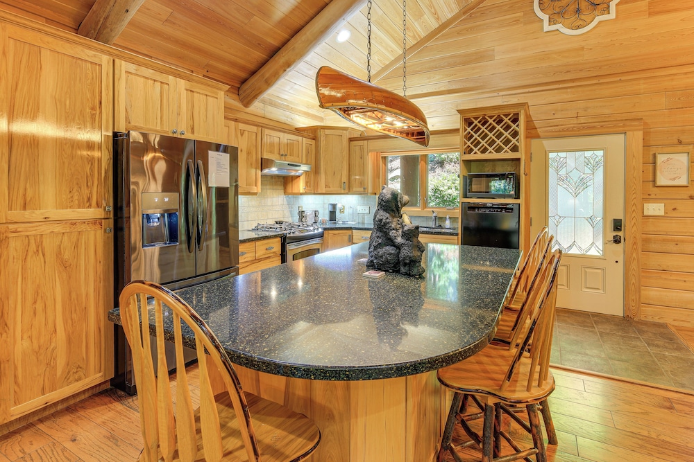 Near Boone-custom Built Cabin: 3 BR 3 BA W/hot Tub