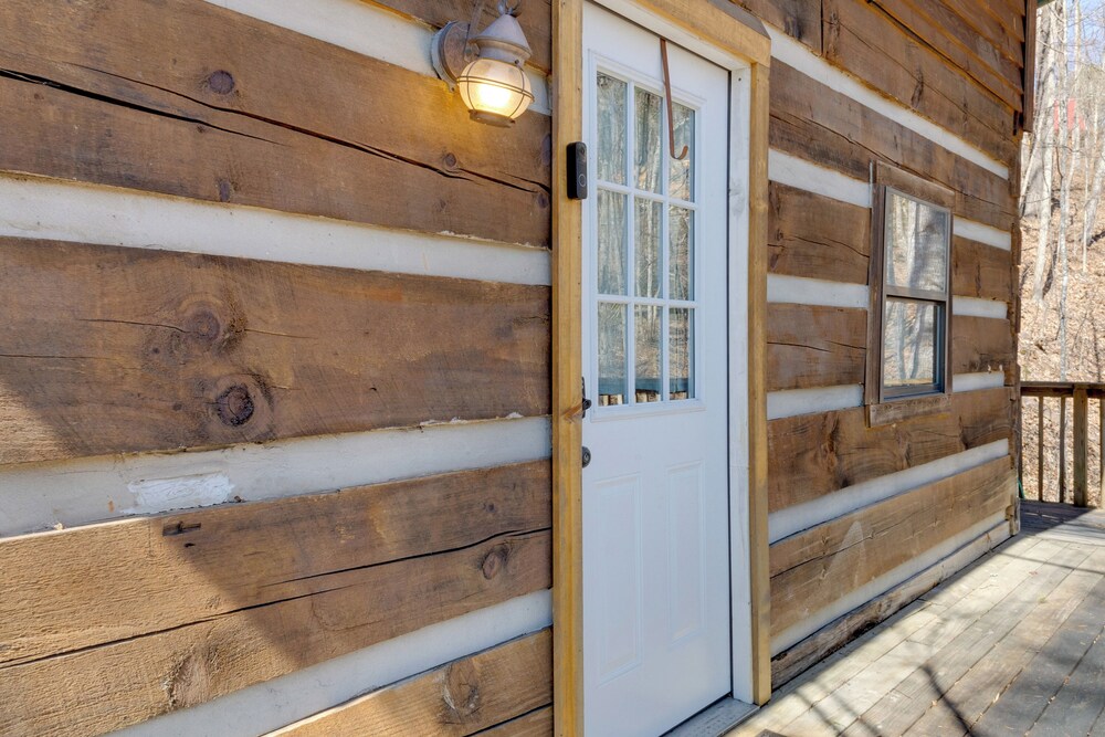 Private Hot Tub & Game Room: Mountain Retreat!