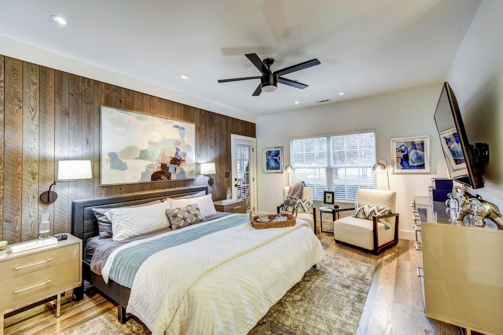 Modern Condo + Golf Course View, Near Hiking!