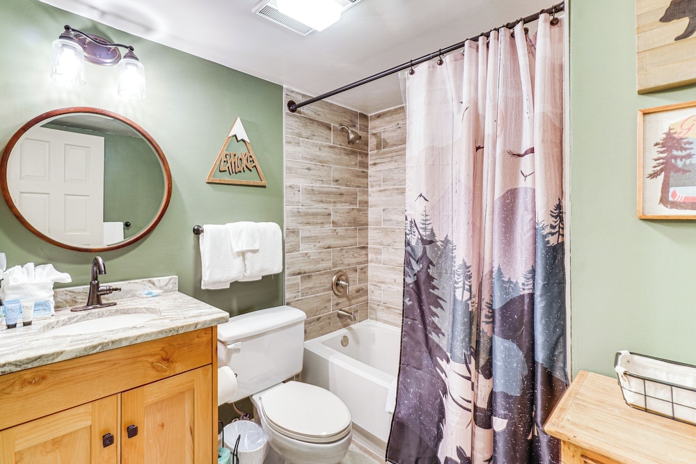 Ski, Hike & Explore: Mtn-view Haven in Gatlinburg!
