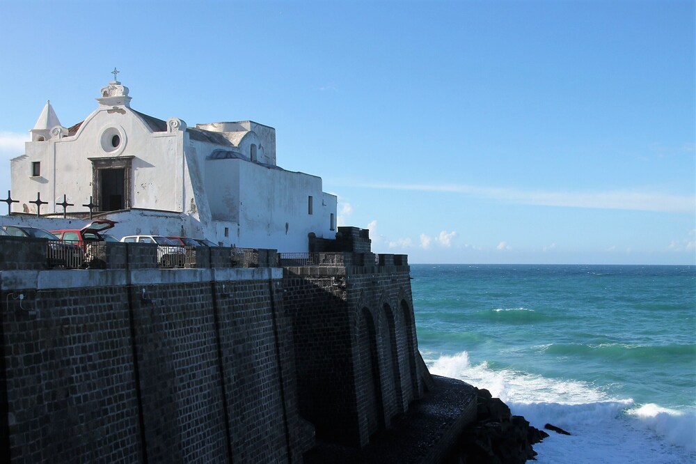 Captivating 2-bed Villa in Forio - Enjoy a Yacht view 3