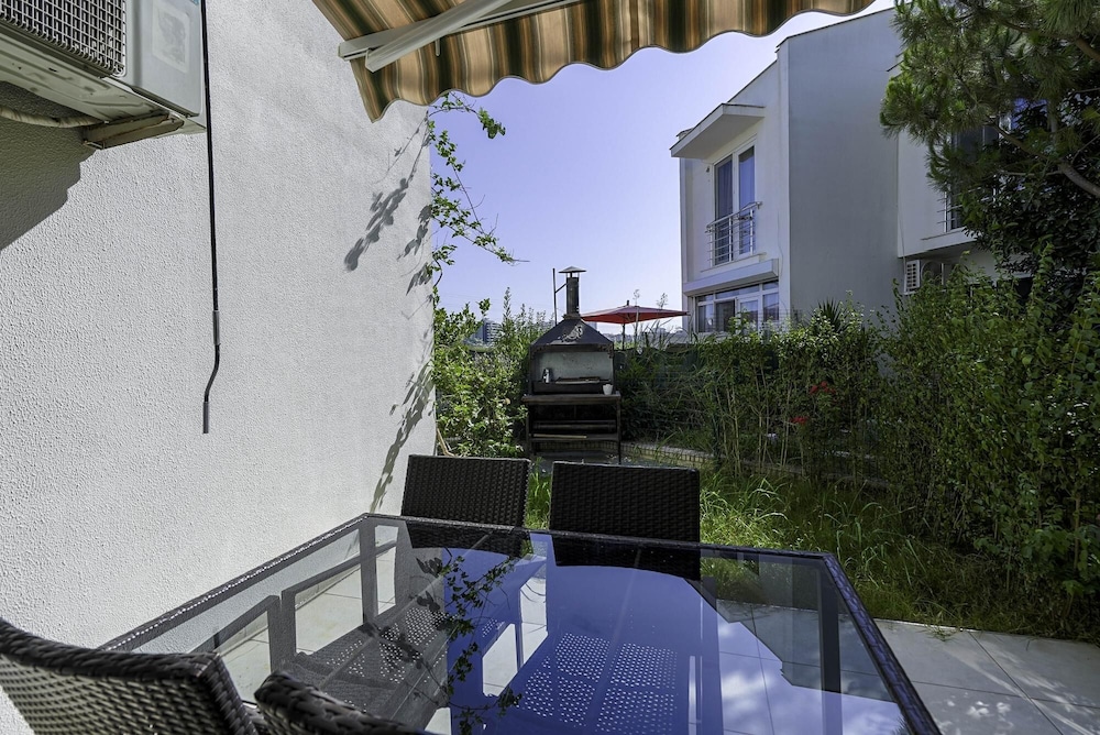 Chic Villa w Patio 5 min to Beach in Antalya