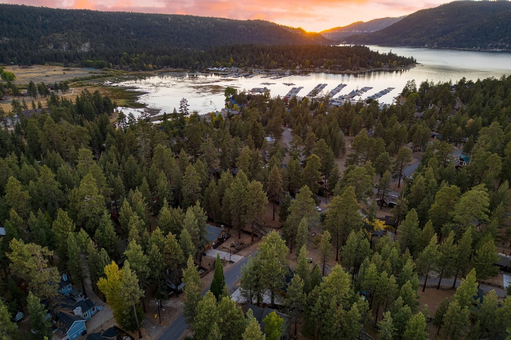 Forest Road by Avantstay Group Cabin w Hot Tub Minutes to the Lake