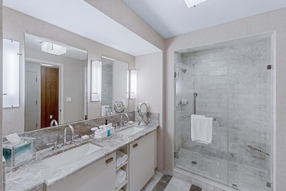Stylish Oceanview Apartment, Prime Location!