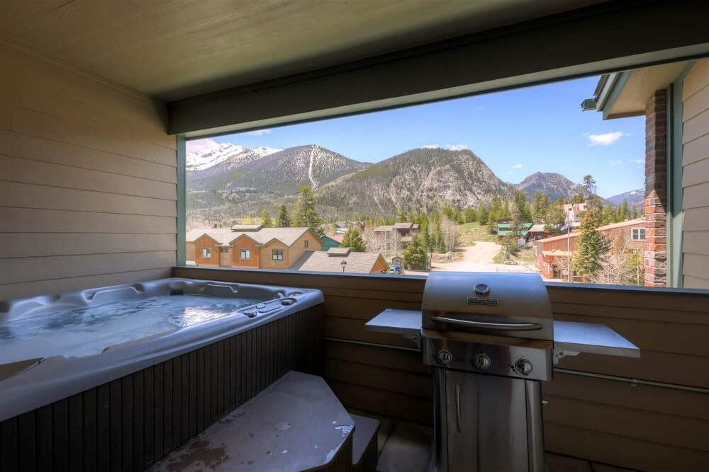 Boulevard Bend P2 3 Bedroom Condo by RedAwning