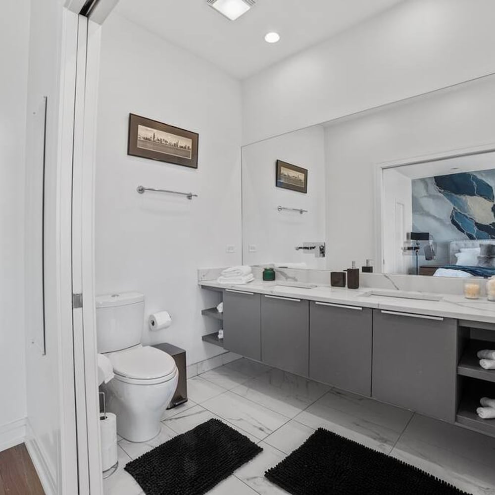 4-bedroom Condo Near Fulton Market w Rooftop