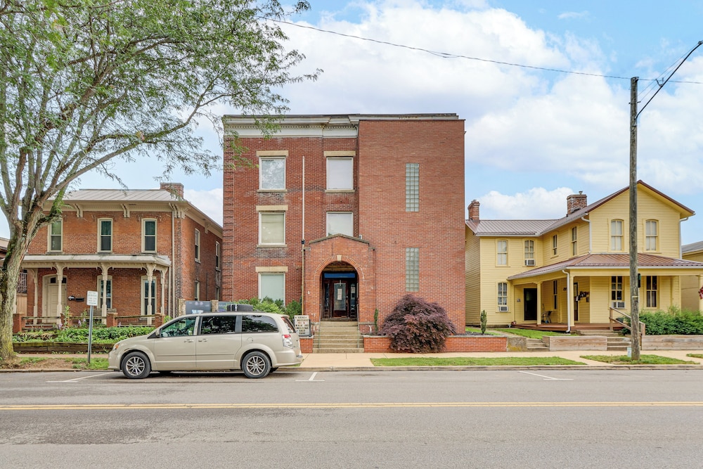 Downtown Apt: 23 Mi to Hocking Hills State Park