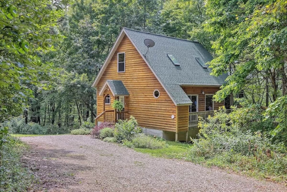 Cheerful Two Bdrm Cabin With Hot Tub & Pet Friendly